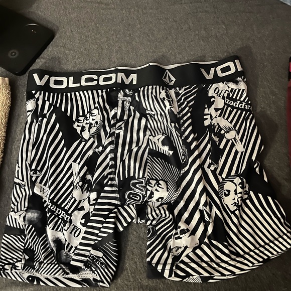4 Brand New Pairs Of VOLCOM Boxers - Picture 5 of 6